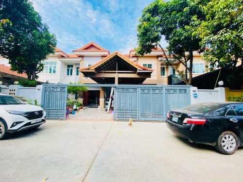 Link-House 3 Bedrooms For Rent in Bassac Garden City.