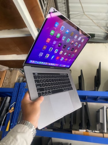 MacBook Pro 2019 Touch Bar 15.4 inch Screen 2K Core i9 Ram:16GB SSD:512GB VGA Dach 4GB New99%