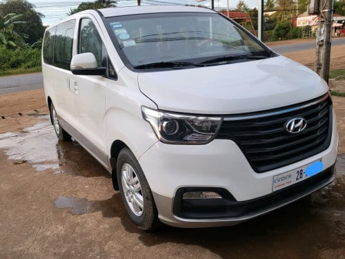 Sale Hyundai H12020 Full Option ក្នុងលឿងដំបូលបើកពីរតង់