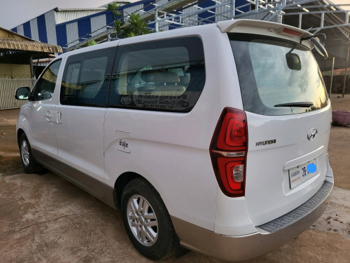 Sale Hyundai H12020 Full Option ក្នុងលឿងដំបូលបើកពីរតង់