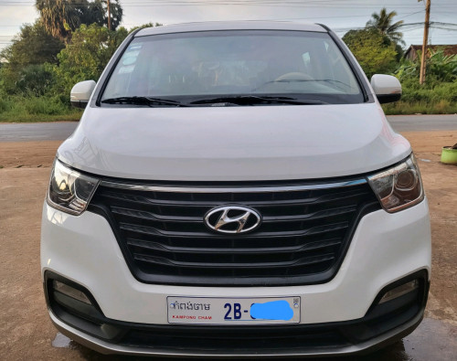 Sale Hyundai H12020 Full Option ក្នុងលឿងដំបូលបើកពីរតង់
