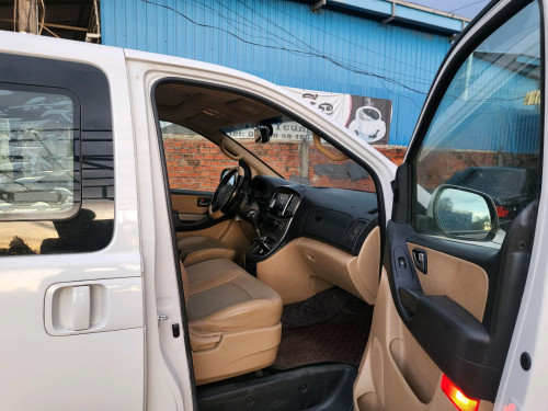 Sale Hyundai H12020 Full Option ក្នុងលឿងដំបូលបើកពីរតង់