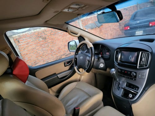 Sale Hyundai H12020 Full Option ក្នុងលឿងដំបូលបើកពីរតង់