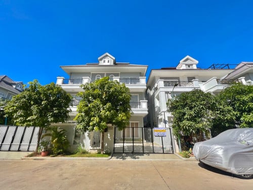 Twin Villa for Sale  វីឡាភ្លោះ សម្រាប់លក់ ក្នុងបុរីភ្នំពេញថ្មី វត្តអង្គតាមុិញ គម្រោង Diamond Park