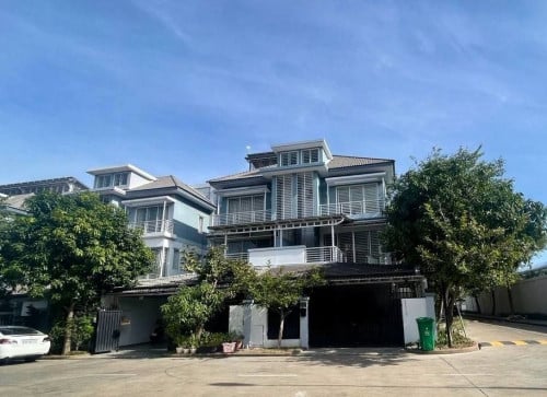 វីឡាភ្លោះ(កែង) លក់បន្ទាន់ បុរី ប៉េងហួត នៅផ្លូវម៉ុងរិទ្ធី