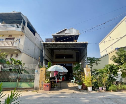 ផ្ទះល្វែងលក់បន្ទាន់ ទីតាំងជិតរោងចក្រស្រាបៀរកម្ពុជា ចុះតាមផ្លូវវត្តជើងឯក