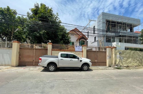 ផ្ទះវីឡាសម្រាប់លក់បន្ទាន់ នៅសង្កាត់ផ្សារដើមថ្កូវ