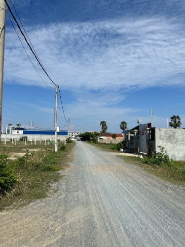 ត្រូវការលក់ដីឡូតិ៍១កន្លែងនៅខាងក្រោយបុរីពិភពថ្មីកំបូលជាប់ផ្ទះអ្នកភូមិអ៊ូអរ10*20=200ម៌្