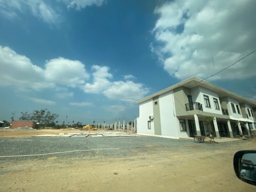 ដីកែងលក់ជាប់រោងចក្រ300ម៉ែតពីផ្លូវធំ ពីចោមចៅទៅ១៥នាទី4.5x12 កែង