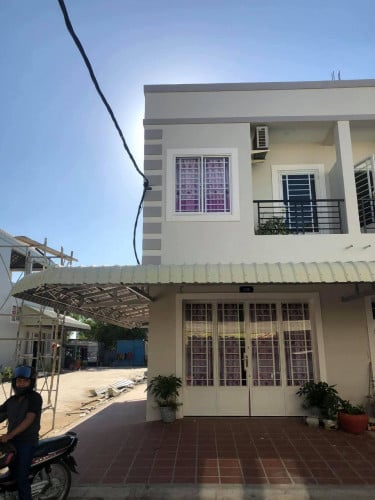 ផ្ទះកែង សម្រាប់លក់ ប្លង់រឹង ហួសផ្សារទួលពង្រ បត់ស្តាំ ទៅបុរីសន្តិភាព ប្រហែល 500ម៉ែត្រ បុរីH