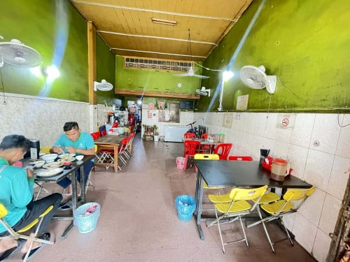 សេងហាងលក់បាយ នៅផ្លូវធំ 6A ទល់មុខផ្សារបាយ័ន ភូមិ គៀនឃ្លាំង