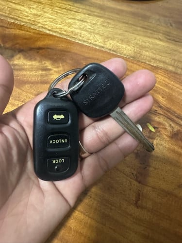 សោ នឹងតេលេCamry 02/06 លក់25$