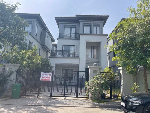 វីឡាទោលសំរាប់ជួលនៅបុរី ជីបម៉ុង / Single Villa for Rent in Borey Chip Mong