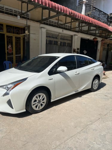 លក់ឡាន១គ្រឿងម៉ាក TOYOTA  PRUIS  ឆ្នាំ២០១៦ កាំម៉ៃជិះផ្ទាល់