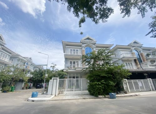 វីឡាភ្លោះកែង (Twin) បុរី វិមានភ្នំពេញ 598 ផ្លូវឯកឧត្តមជាសុផារ៉ា