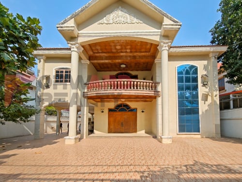 🏡 Spacious 6 Bedrooms Villa available for Rent- Toul Kork Area