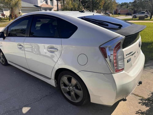 Toyota Prius 2015 persona ជិតបើកទូ