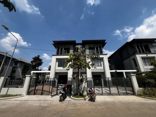 Twin Villa urgent sale at Borey chip mong 50m
