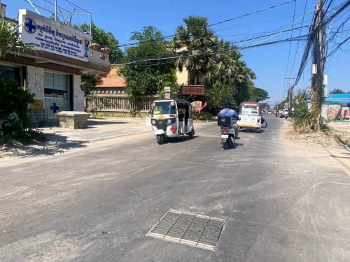 ដីកែងលក់ជិតផ្លូវឧកញ៉ាម៉ុងឫទ្ធី