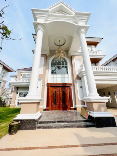 វីឡាព្រីនមុខសួនសម្រាប់លក់ នៅក្នុងបុរីប៉េងហួតបឹងស្នោរ