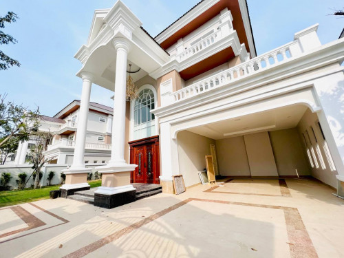 វីឡាព្រីនមុខសួនសម្រាប់លក់ នៅក្នុងបុរីប៉េងហួតបឹងស្នោរ