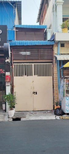 ផ្ទះអាជីវកម្មជួលលើផ្លូវអ៊ូរអរ