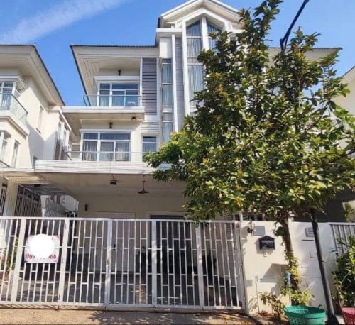 វីឡាភ្លោះលក់បុរីជីបម៉ុងសែនសុខ ផ្លូវម៉ុងរិទ្ធី ភ្នំពេញថ្មី​ សែនសុខ