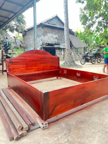 🛏️គ្រែឃ្លុប ឈើបេង ខ្នាត180x200 ទើបធ្វើថ្នាំថ្មីហើយ ឈើចាស់ល្អ