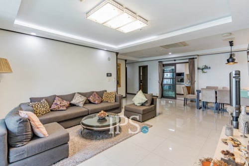 #FORSALE Luxury 3-Bedroom Condo✨-📍De Castle Royal, BKK1, Phnom Penh