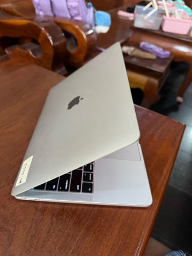 MacBook Pro 2017 សានុំហ្សិន