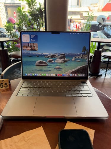 MacBook Pro M3 Ram 16GB Memory 512GB look like new 99%