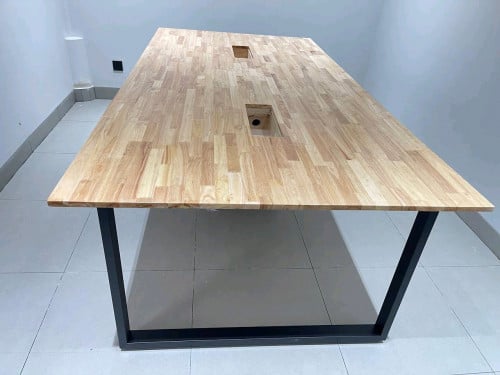 តុប្រជុំមានស្តុកស្រាប់