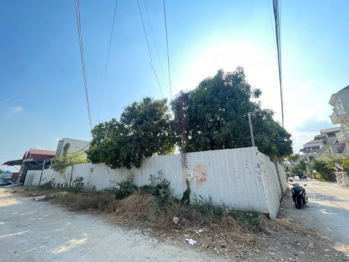 ដីកែងសំរាបលក់បន្ទាន់ទីតាំង នៅក្បែររោងចក្រស្រាបៀរកម្ពុជាចុះតាមផ្លូវវត្តជើងឯក