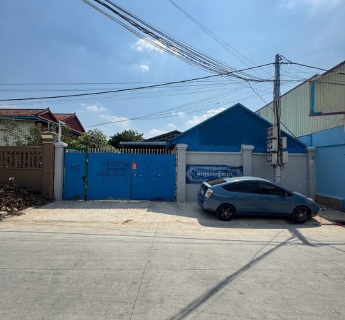 ដីនិងឃ្លាំងសំរាបលក់បន្ទាន់ ក្បែរវិទ្យាល័យទួលអំពិល ខណ្ឌដង្កោ