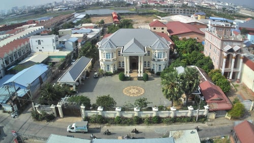 ភូមិគ្រឹះកែង ថ្មីស្រស់ស្អាតនិងឃ្លាំងលក់ប្រញ៉ាប