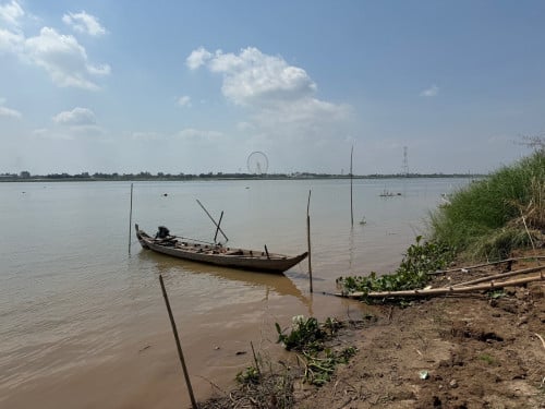 ដីមាត់ទន្ល​ ភូមិ​ថ្មគ​ ឃុំ​ថ្មគ​