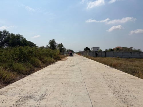 ដីលក់បន្ទាន់ ស្ថិតនៅក្នុងបុរីកំាងម៉េងផ្លូវជាតិលេខ2 សង្កាត់ព្រែកកំពឹសខណ្ឌដង្គោល ភ្នំពេញ.