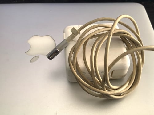 ដាច់50$ លក់​កាប់​សាច់​ MacBook Air 11" 2011