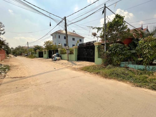 ដី/ផ្ទះលក់បន្ទាន់  Urgent Land and House For Sale