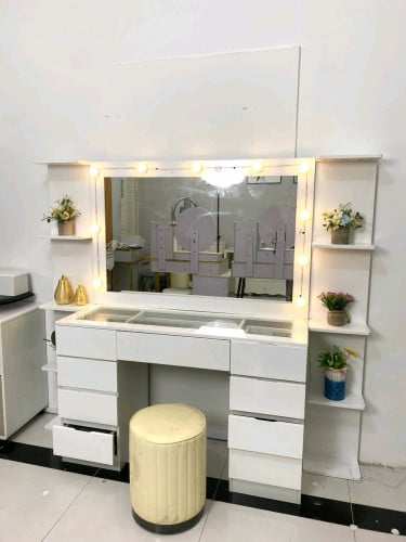 Cosmetic cabinet