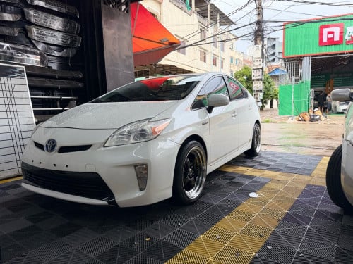 Prius 013 option 2 លក់ ឡាកថ្មីណាស់ អ្ប្លេងគ្រឿងអស់២ពាន់ដុល្លាជាង