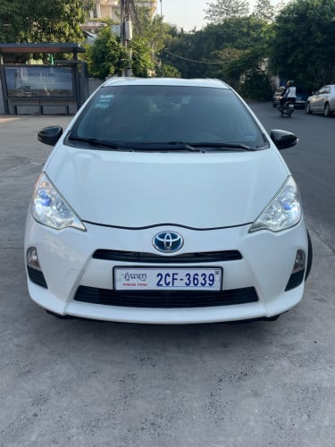 TOYOTA PRIUS C 2012 ផ្លាកលេខ