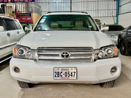 ឡានលក់ឆ្នាំ04 ម៉ាស៊ីន4 ប៉ុង1 កៅអី3ជួល កៅអីចុច ក្នុងលឿង ពណ៌ស