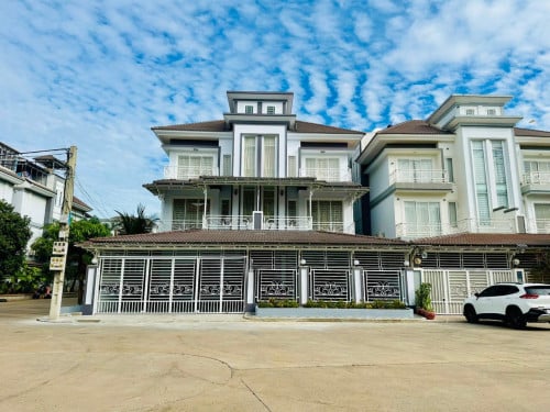 វីឡាភ្លោះសម្រាប់ជួល 35០០$/ខែ