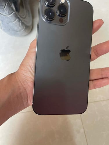 លក់ទូរស័ព្ទម៉ាក13 pro Max 512GB នៅស្អាត99% សន្សុំសុីន