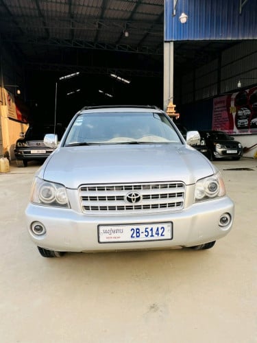 តូចតា highlander ឆ្នាំ 2002 6ម៉ាស៊ីនប៉ុងមួយពណ៌ទឹកប្រាក់។