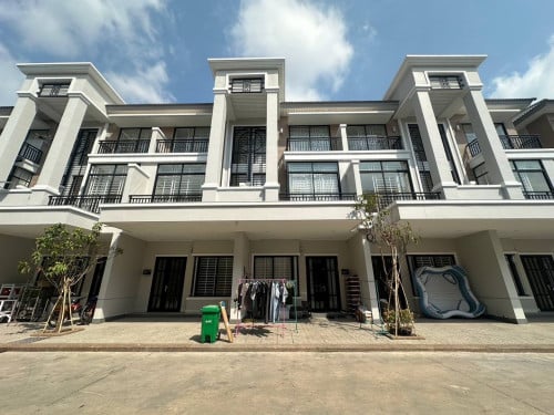 ផ្ទះជួល  ប្រភេទវីឡាកូនកាត់ LÀ ( នៅបុរីប៉េងហួត 50m )