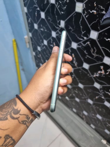 iPhone 11 64g សនុំស៊ីន នៅស្អាត ប្រើប្រាស់ថែលក់ 145$ ដូរថ្មរួចកាន់ល្អCamera មុខក្រោយច្បាស់ ថ្មកាន់