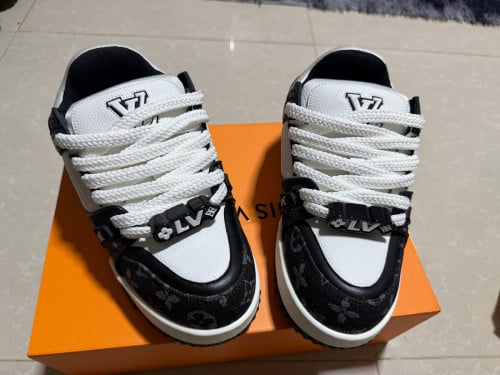 LV Trainer maxi sneakers ( New condition 99% )