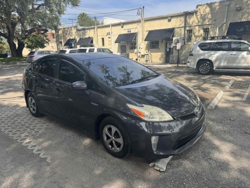 Prius 2013 ជិតបើកទូរ